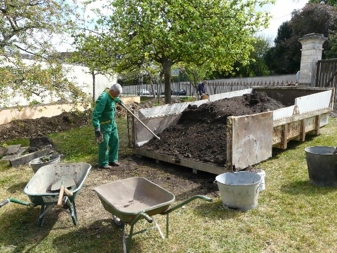 2 caissons de terreau fournis par les espaces verts de la ville ont servi à remplir les bacs